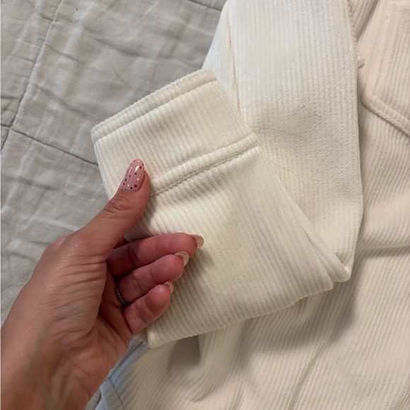 ALO Yoga Mountain Side Shaket in Ivory XS - Picture 8 of 13